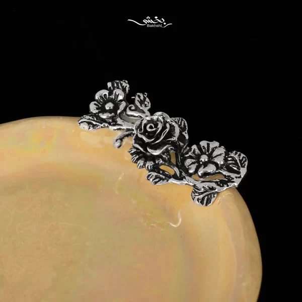 شیرینی خوری سرامیک نقره پایه دار شکوفه با قطر 9/5 و ارتفاع 2 سانتیمتر و ساخته شده از 23 گرم نقره با عیار 92/5 درصد موجود در شعب نقره بخشی.