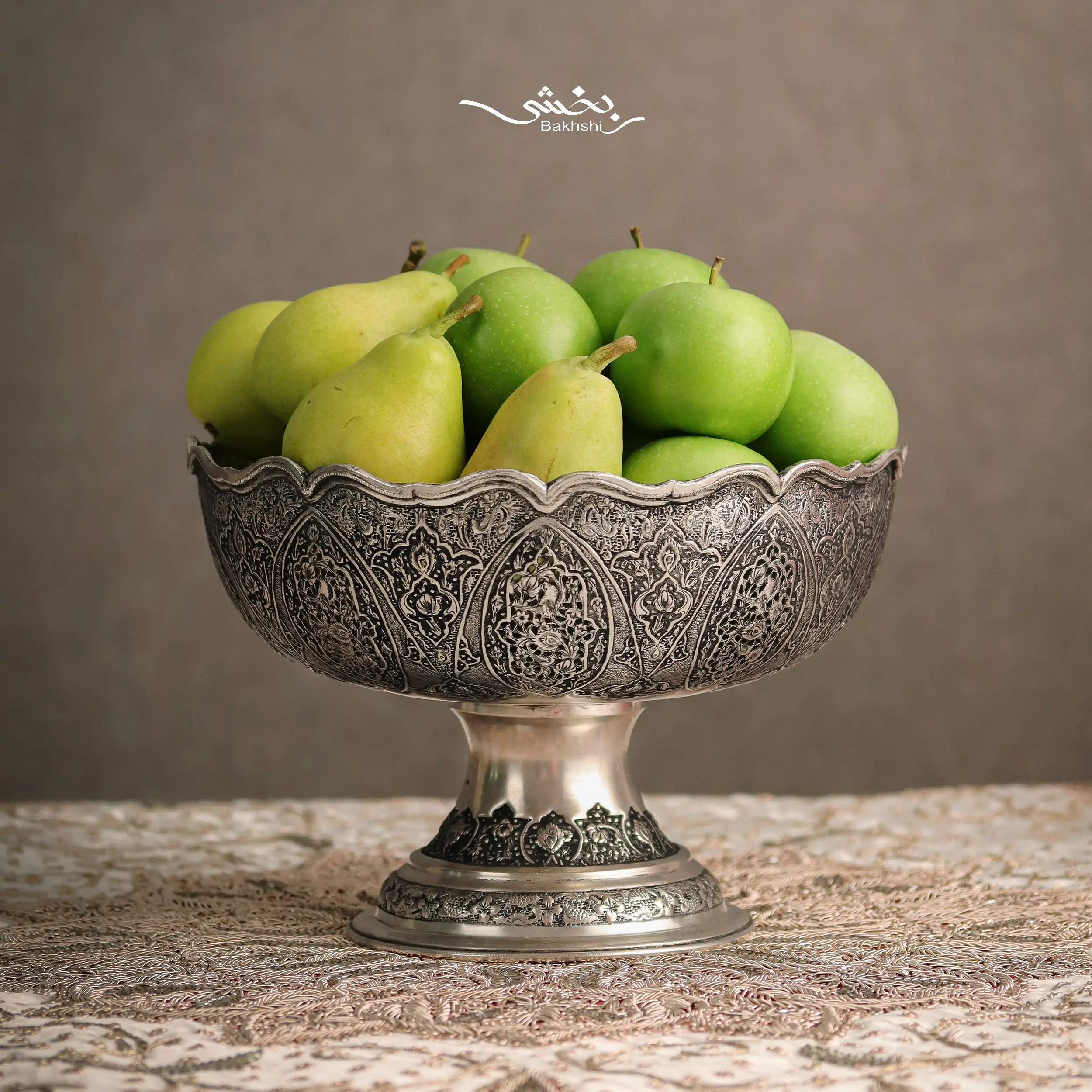 IMG_2109 کاسه نقره پایه گلدانی مشبک اعلا ساخته شده از 896.5 گرم نقره با عیار 90 درصد و قطر 25 و ارتفاع 17 سانتیمتر موجود در شعب حضوری و سایت نقره بخشی.