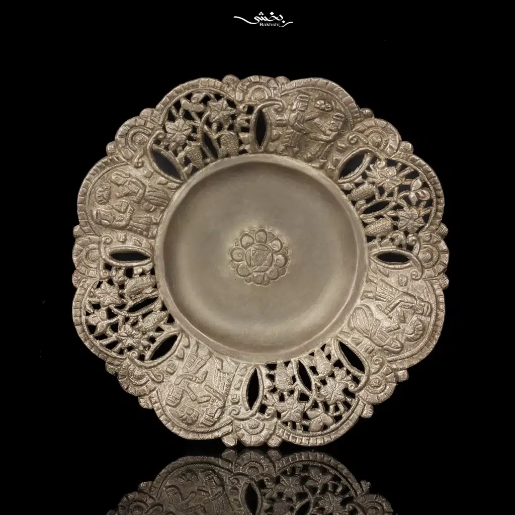 شیرینی خوری نقره 6 عددی تخت جمشید قدیمی با قطر 14 سانتیمتر و وزن 556 گرم نقره با عیار 84 درصد موجود در شعب حضوری و سایت نقره بخشی.