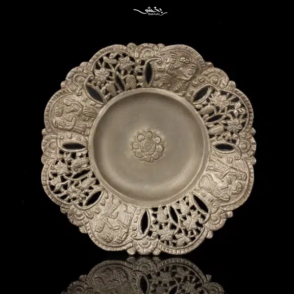 شیرینی خوری نقره 6 عددی تخت جمشید قدیمی با قطر 14 سانتیمتر و وزن 556 گرم نقره با عیار 84 درصد موجود در شعب حضوری و سایت نقره بخشی.