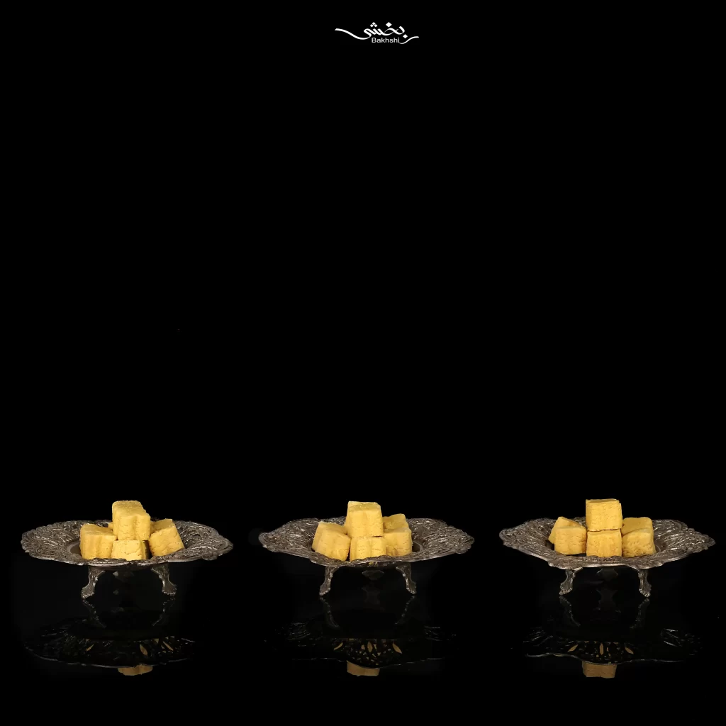 شیرینی خوری نقره 6 عددی تخت جمشید قدیمی با قطر 14 سانتیمتر و وزن 556 گرم نقره با عیار 84 درصد موجود در شعب حضوری و سایت نقره بخشی.