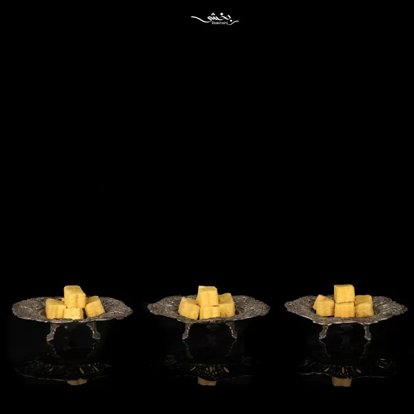 شیرینی خوری نقره 6 عددی تخت جمشید قدیمی با قطر 14 سانتیمتر و وزن 556 گرم نقره با عیار 84 درصد موجود در شعب حضوری و سایت نقره بخشی.