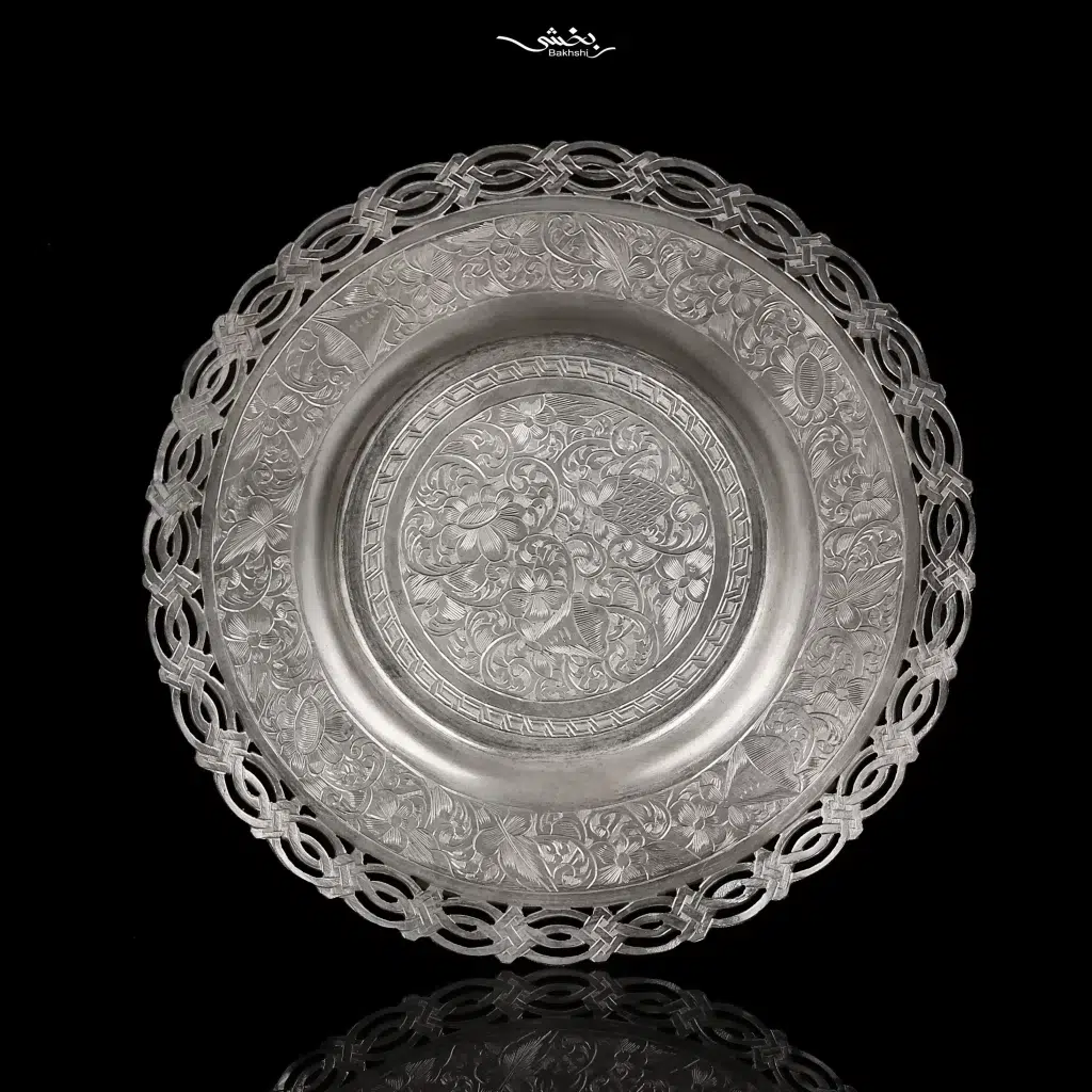 شقاب 6 عددی نقره قلم تبریز پایه ریختگی با قطر 16 سانتیمتر و ساخته شده از 832.3 گرم نقره با عیار 84 درصد موجود در شعب حضوری و سایت نقره بخشی.