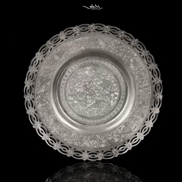 شقاب 6 عددی نقره قلم تبریز پایه ریختگی با قطر 16 سانتیمتر و ساخته شده از 832.3 گرم نقره با عیار 84 درصد موجود در شعب حضوری و سایت نقره بخشی.