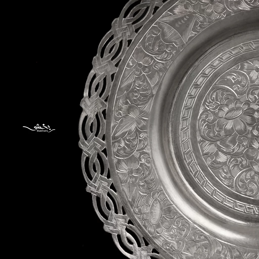 شقاب 6 عددی نقره قلم تبریز پایه ریختگی با قطر 16 سانتیمتر و ساخته شده از 832.3 گرم نقره با عیار 84 درصد موجود در شعب حضوری و سایت نقره بخشی.