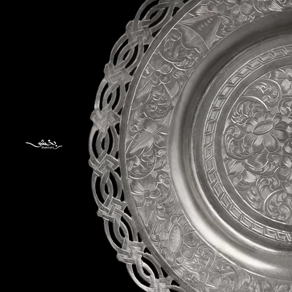 شقاب 6 عددی نقره قلم تبریز پایه ریختگی با قطر 16 سانتیمتر و ساخته شده از 832.3 گرم نقره با عیار 84 درصد موجود در شعب حضوری و سایت نقره بخشی.