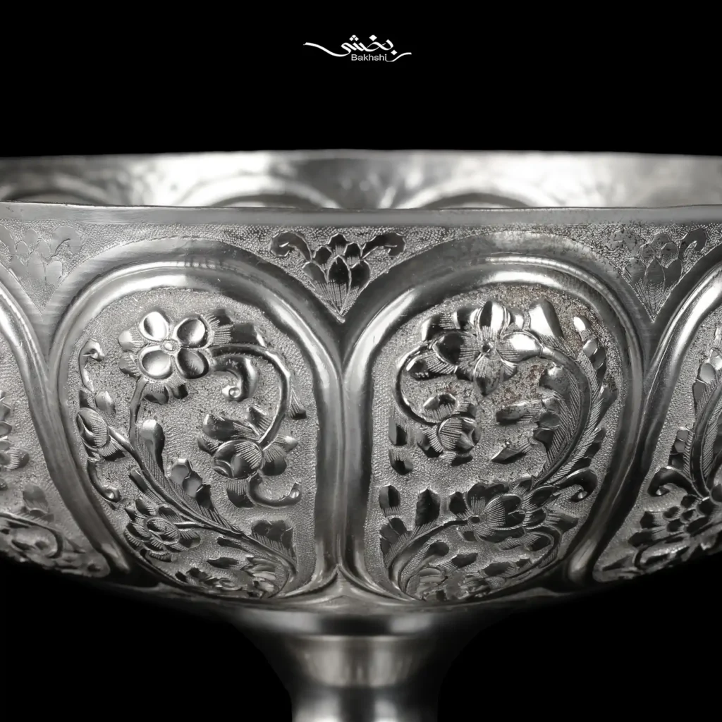 کاسه نقره پایه دار قلمزنی گل برجسته