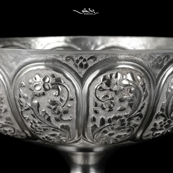 کاسه نقره پایه دار قلمزنی گل برجسته