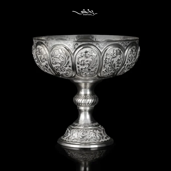 کاسه نقره پایه دار قلمزنی گل برجسته