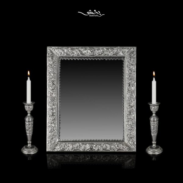 ست آینه مستطیل و شمعدان نقره تک شاخه گل برجسته ساخته شده از 1402 گرم نقره با عیار 84 درصد موجود در فروشگاه و سایت نقره بخشی.