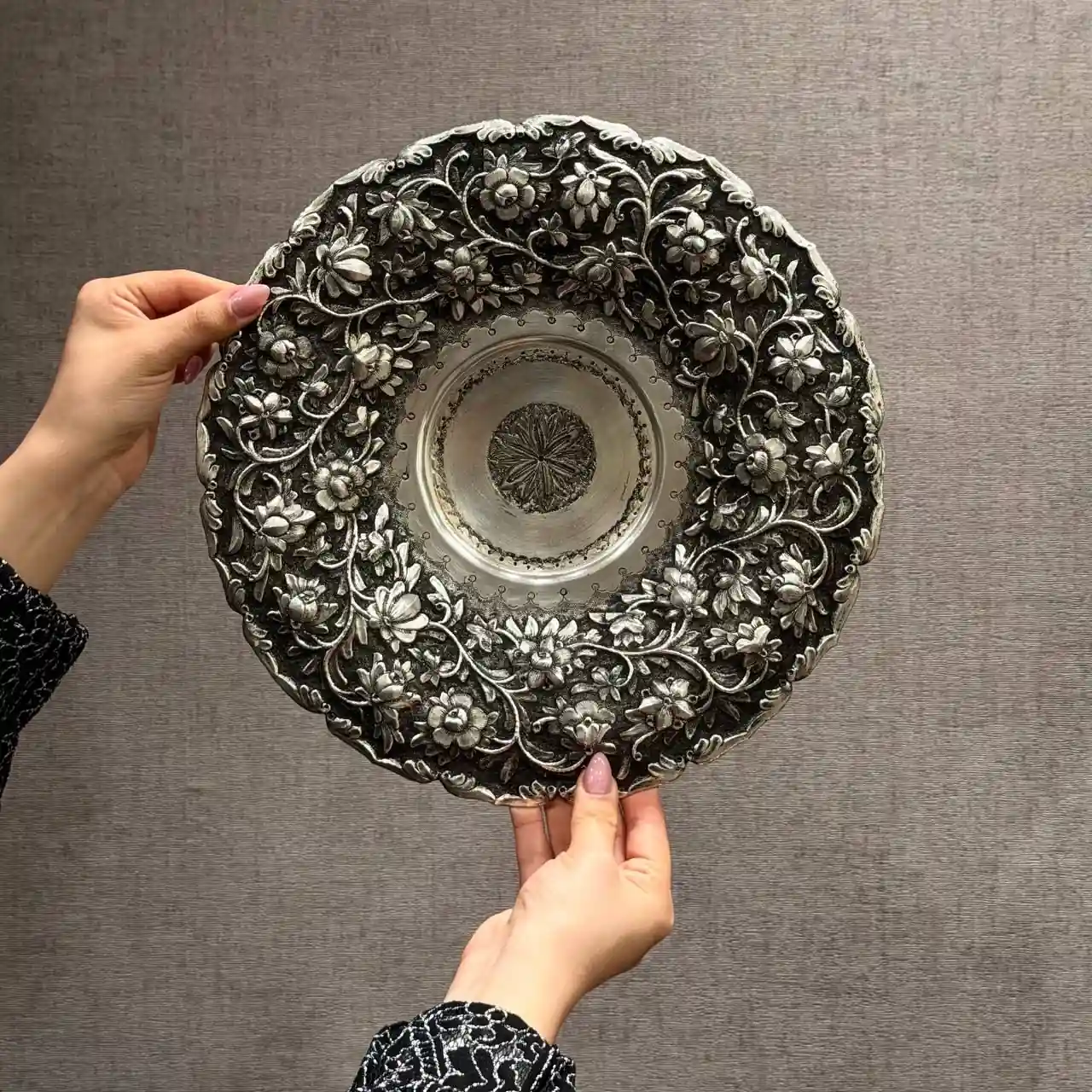 شیرینی خوری نقره گرد قلم گل برجسته