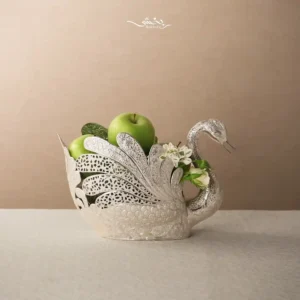 قو نقره قلم گل و مرغ مشبک ساخته شده از 907.1 گرم نقره با عیار 84 درصد و ابعاد 28*13 و ارتفاع 17.5 سانتیمتر موجود در شعب حضوری و سایت نقره بخشی.