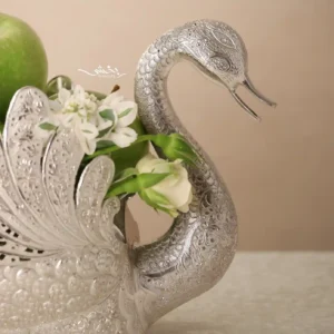 قو نقره قلم گل و مرغ مشبک ساخته شده از 907.1 گرم نقره با عیار 84 درصد و ابعاد 28*13 و ارتفاع 17.5 سانتیمتر موجود در شعب حضوری و سایت نقره بخشی.